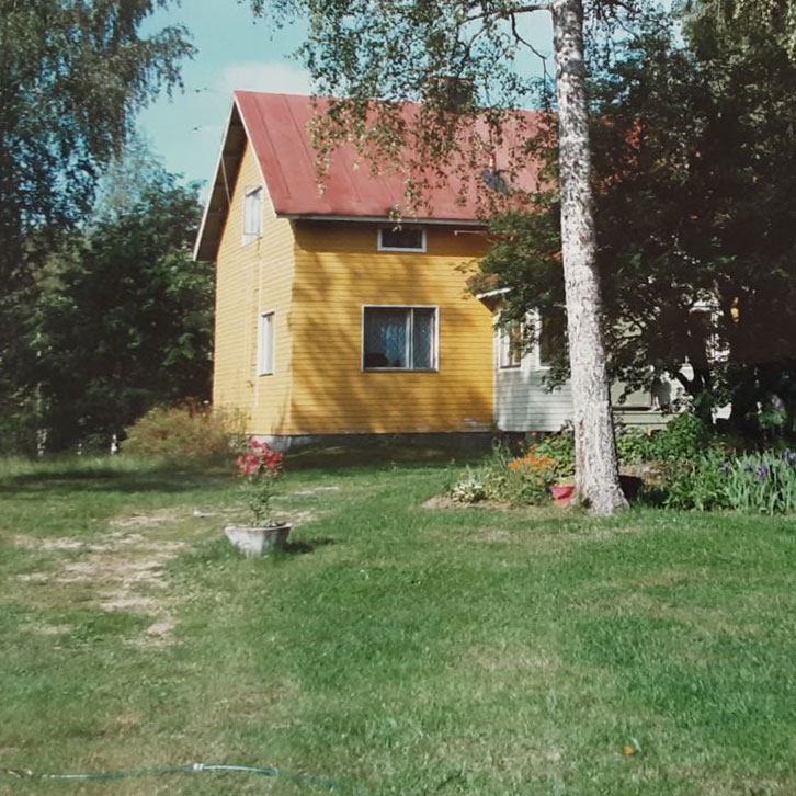 : Öljylämmitteinen 50-luvun rintamamiestalo Pohjois-Karjalassa haja-asutusalueella. Kuva: Sini Numminen